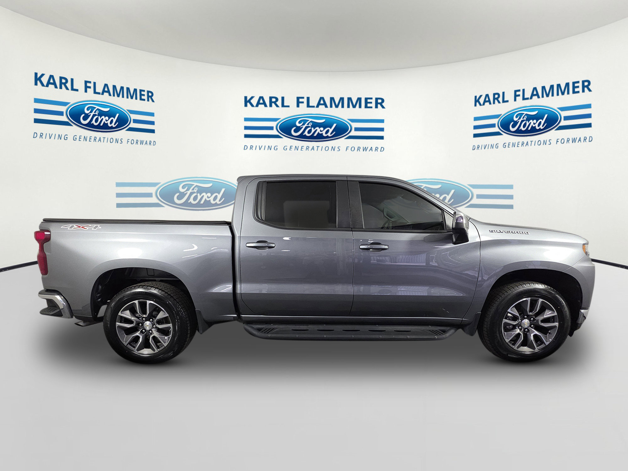 2022 Chevrolet Silverado 1500 LT photo 2