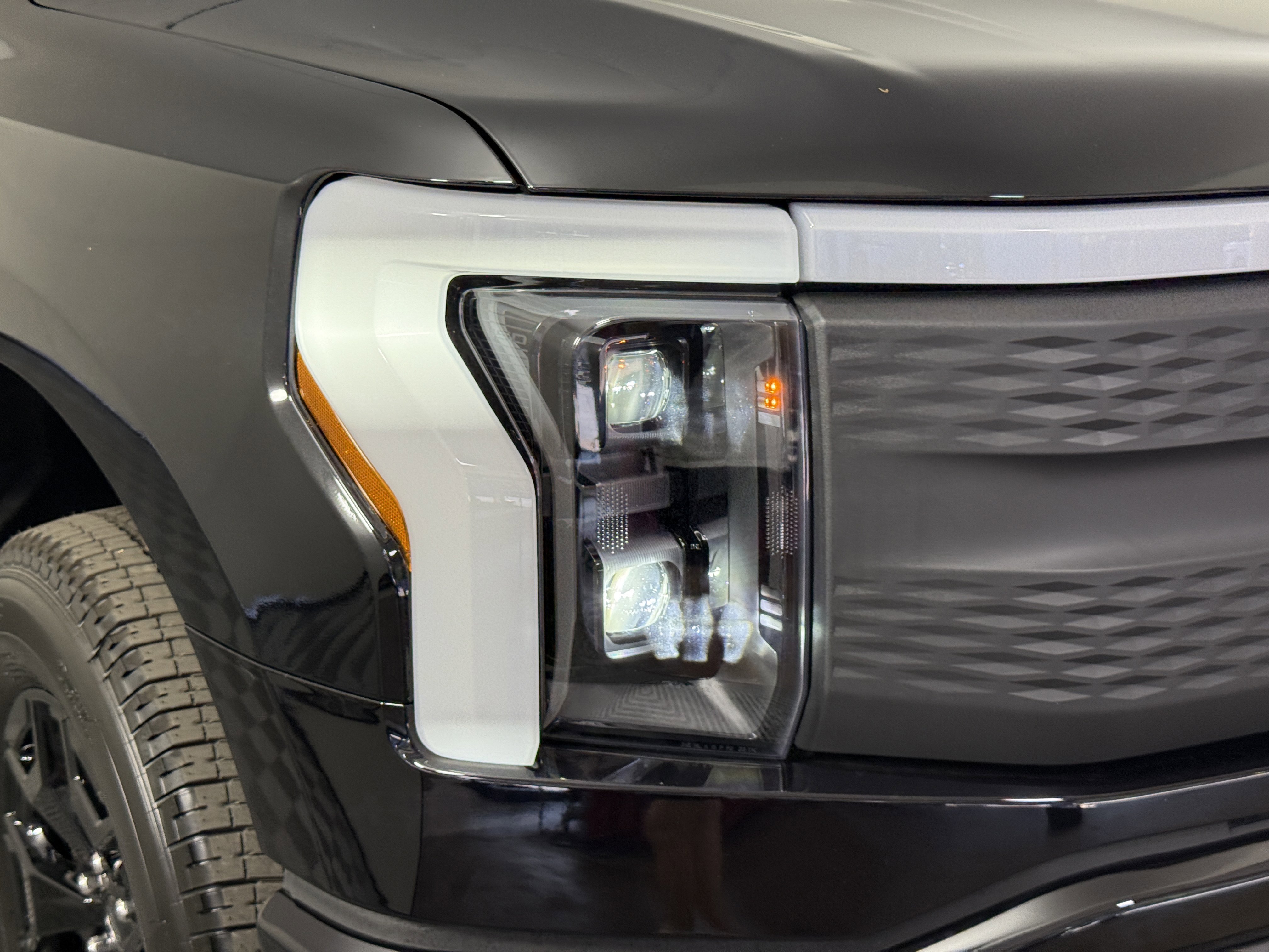 2025 Ford F-150 Lightning XLT photo 4