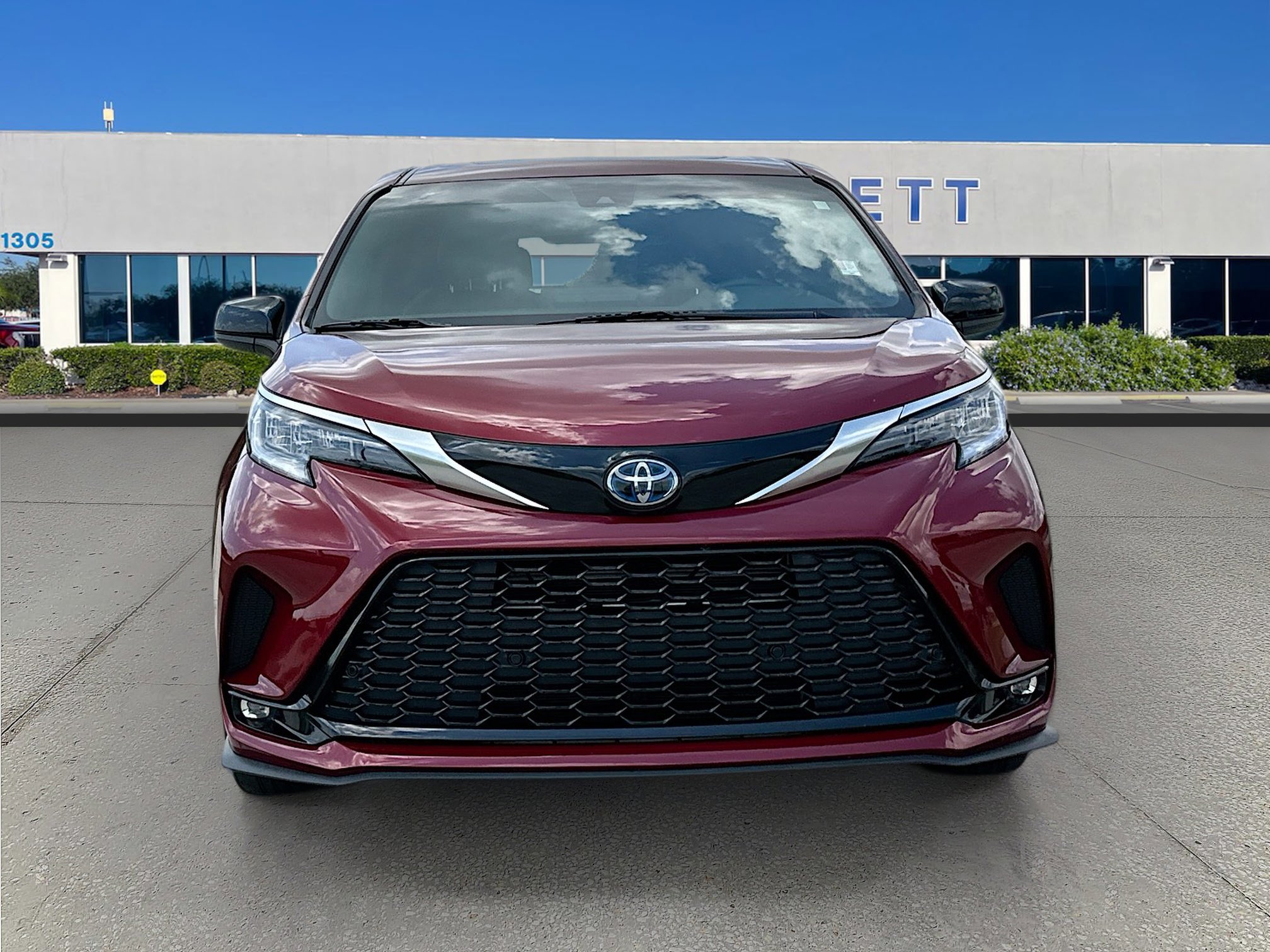 Used 2022 Toyota Sienna XSE with VIN 5TDDRKEC3NS125813 for sale in Dade City, FL