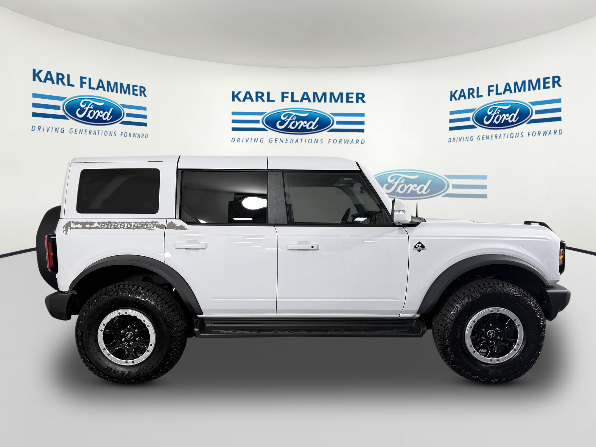 2025 Ford Bronco Outer Banks photo 2