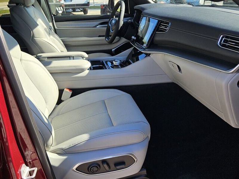 2025 Jeep Wagoneer Series III - Photo 18